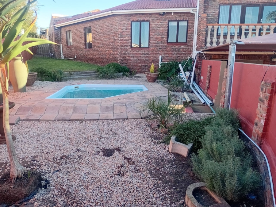 6 Bedroom Property for Sale in Heiderand Western Cape